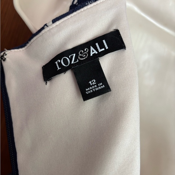 ROZ & ALI Elegant Navy Lace Dress size 12 preowned - Picture 7 of 12